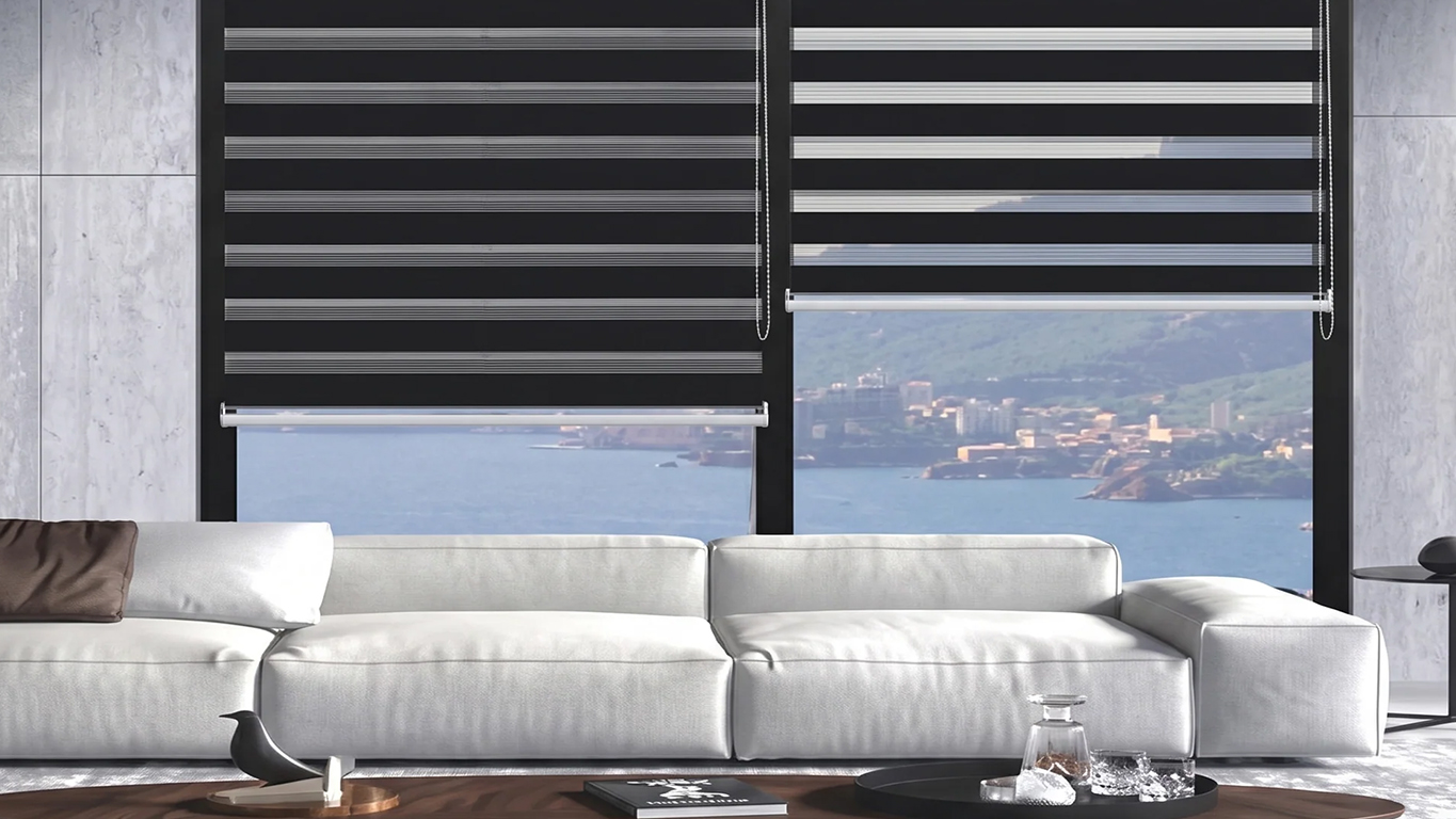 Cortina roller a medida en ventana amplia