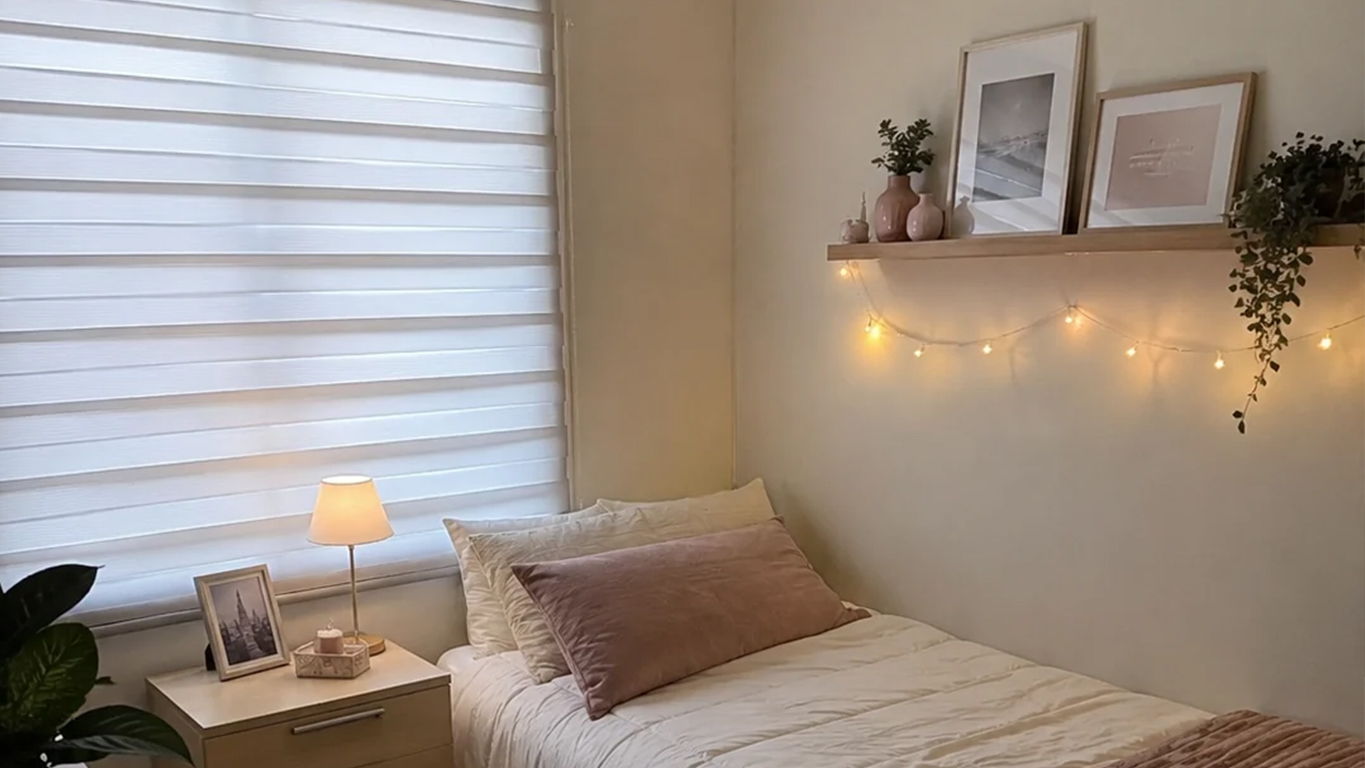 Ambiente con cortina roller y luz natural