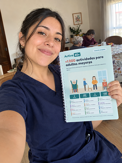 Profesional sosteniendo el Tomo 1 de Activa 60+
